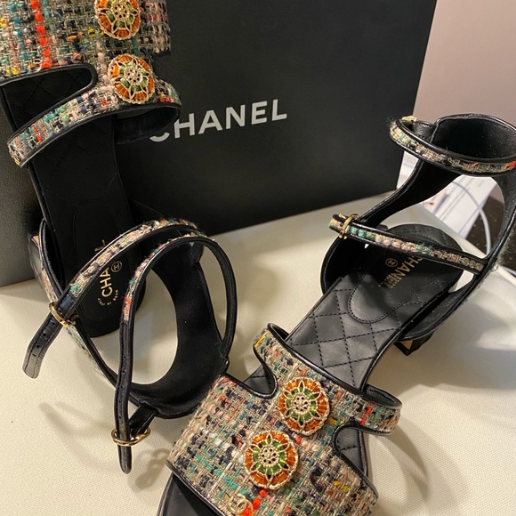 Chanel tweed and Leather sandals. - Picture 4 of 13